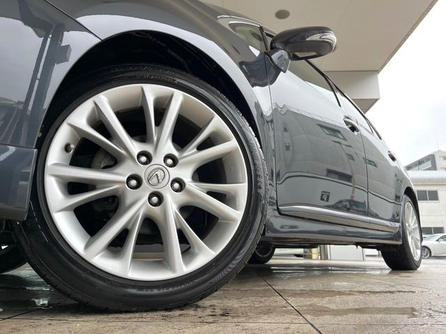 �y����18�C���`�A���~�z�C�[���z�O�ςɃ}�b�`���������A���~�z�C�[���𑕒����Ă���܂��B�e��ЊO�A���~�z�C�[����A�X�^�b�h���X�^�C�����戵�����Ă���܂��B���񂲑��k����������