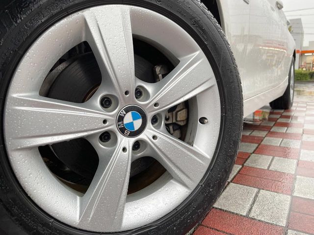 ●純正16インチアルミホイール:輸入車ならではの卓越した走りを支えるホイールと足回りです!日本車の走りに慣れている方にもぜひ体感して頂きたいほど、高いレベルでまとまっています!