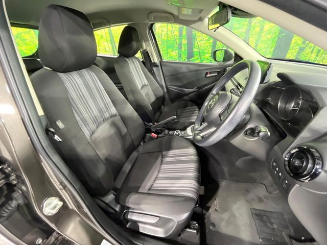 運転席シート廻りは使用感も少なく、良好な状態となっています。丁寧に使われていたことがよくわかりますね。