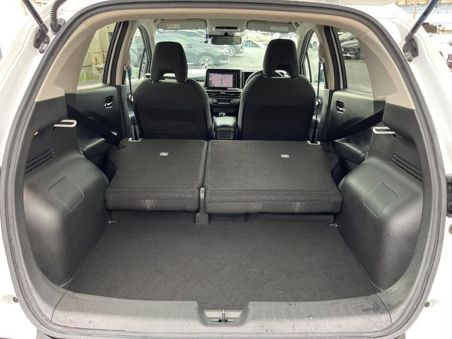 ���i�̂���������ʋ΁A���}���ɏ\���ȉ׎��X�y�[�X���m�ۂ��Ă���܂��B�Z�J���h�V�[�g��|���ƁA�傫�ȉו��̐ύڂ��\�ł���