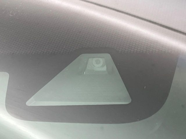 【ホンダセンシング】走行中に前方の車両等を認識し、衝突しそうな時は警報とブレーキで衝突回避と被害軽減をアシスト。より安全にドライブをお楽しみいただけます。