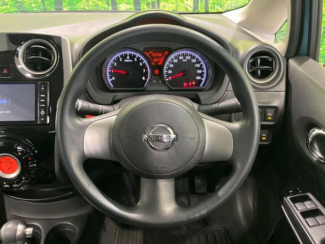 �C���e���A�ɍ��킹���f�U�C���̃X�e�A�����O�́A�^�]�������̂��Ƃ��l���A�^�]���₷���`��A�傫���ł��B�����x�A���ۂɐG���Ă��m���߂��������B
