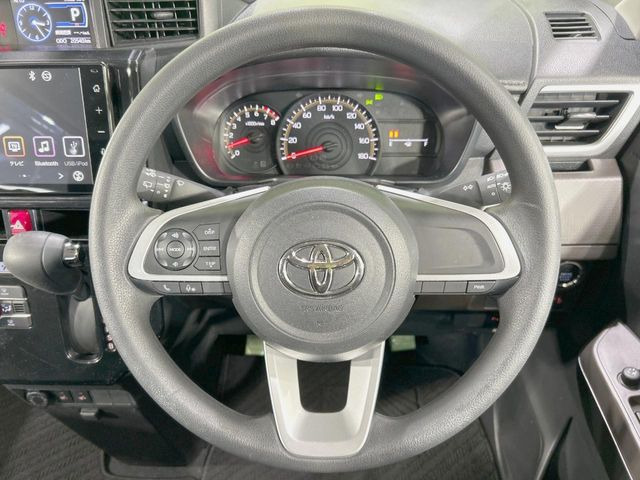 �C���e���A�ɍ��킹���f�U�C���̃X�e�A�����O�́A�^�]�������̂��Ƃ��l���A�^�]���₷���`��A�傫���ł��B�����x�A���ۂɐG���Ă��m���߂��������B