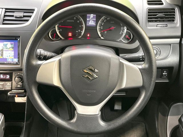 �C���e���A�ɍ��킹���f�U�C���̃X�e�A�����O�́A�^�]�������̂��Ƃ��l���A�^�]���₷���`��A�傫���ł��B�����x�A���ۂɐG���Ă��m���߂��������B