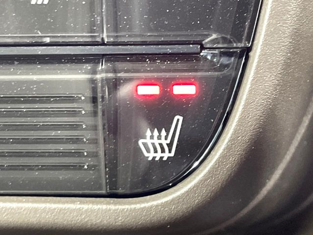 【シートヒーター】寒い日に重宝するシートヒーター!エアコンより早く温まってくれるので寒がりの人も安心ですね♪エアコンの温風は乾燥するから苦手、という方にもをおすすめです。