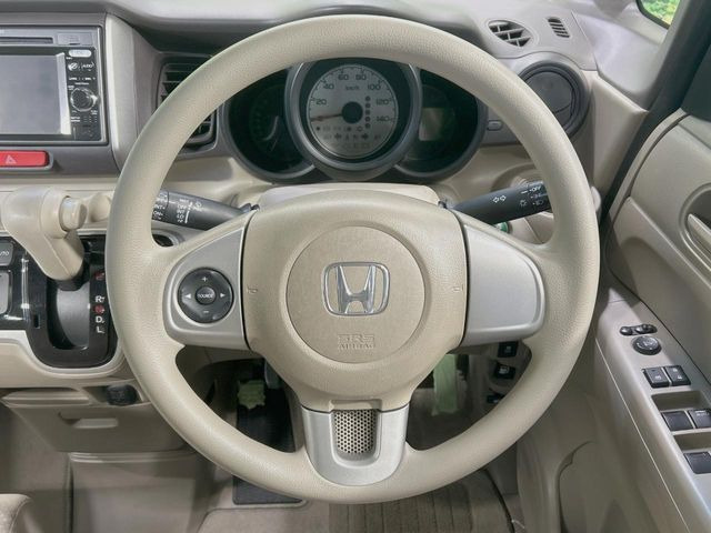 �C���e���A�ɍ��킹���f�U�C���̃X�e�A�����O�́A�^�]�������̂��Ƃ��l���A�^�]���₷���`��A�傫���ł��B�����x�A���ۂɐG���Ă��m���߂��������B