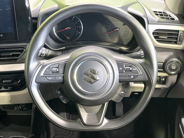 �C���e���A�ɍ��킹���f�U�C���̃X�e�A�����O�́A�^�]�������̂��Ƃ��l���A�^�]���₷���`��A�傫���ł��B�����x�A���ۂɐG���Ă��m���߂��������B