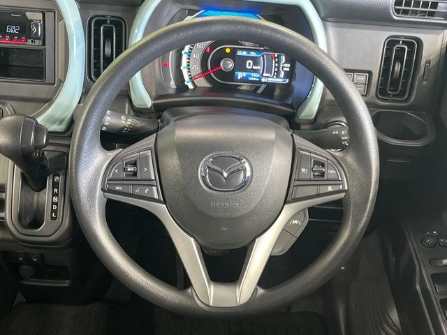 �C���e���A�ɍ��킹���f�U�C���̃X�e�A�����O�́A�^�]�������̂��Ƃ��l���A�^�]���₷���`��A�傫���ł��B�����x�A���ۂɐG���Ă��m���߂��������B