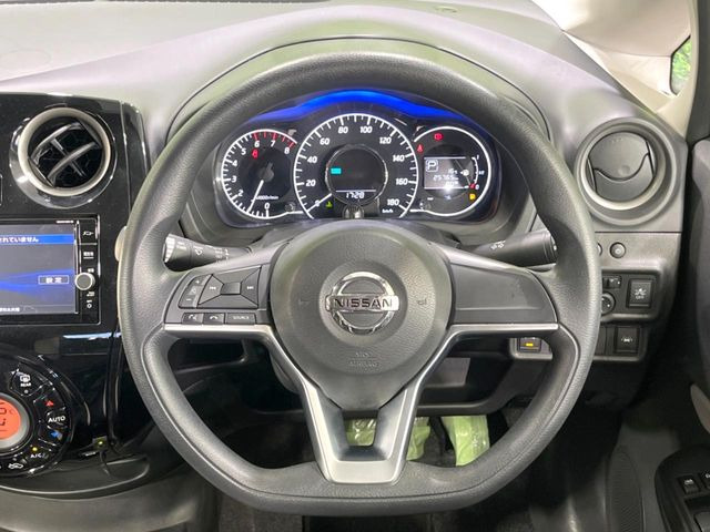 �C���e���A�ɍ��킹���f�U�C���̃X�e�A�����O�́A�^�]�������̂��Ƃ��l���A�^�]���₷���`��A�傫���ł��B�����x�A���ۂɐG���Ă��m���߂��������B