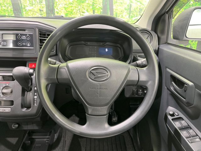 �C���e���A�ɍ��킹���f�U�C���̃X�e�A�����O�́A�^�]�������̂��Ƃ��l���A�^�]���₷���`��A�傫���ł��B�����x�A���ۂɐG���Ă��m���߂��������B
