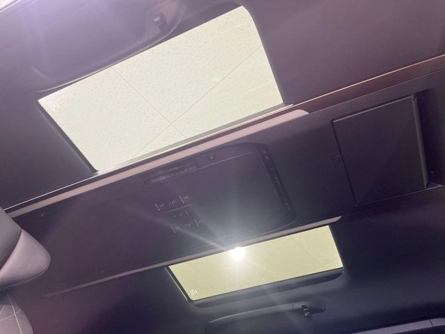 【左右独立ムーンルーフ】2列目左右席にそれぞれ配置されたガラスルーフ!日差しに合わせて片側だけシェードを閉めることも可能です!