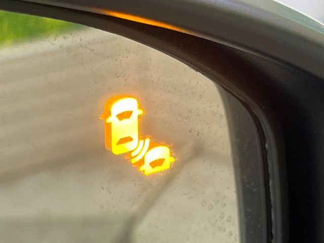 【ブラインドスポットインフォメーション】走行中、ドアミラーの死角になりやすい箇所に後続車が接近するとサイドミラー付近に警告を表示、ドライバーに注意喚起をしてくれます。