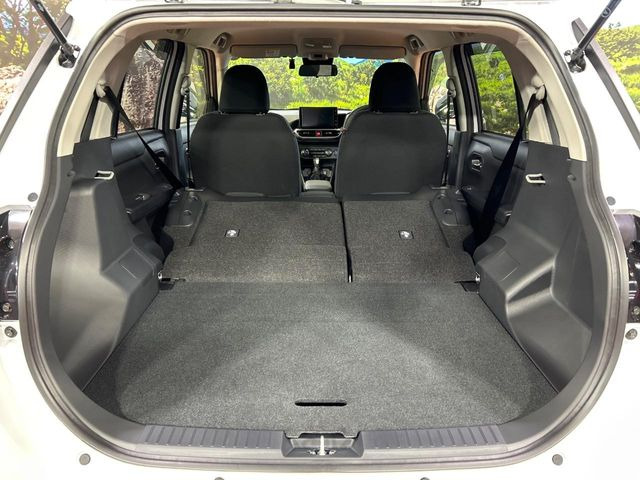 ���i�̂���������ʋ΁A���}���ɏ\���ȉ׎��X�y�[�X���m�ۂ��Ă���܂��B�Z�J���h�V�[�g��|���ƁA�傫�ȉו��̐ύڂ��\�ł���