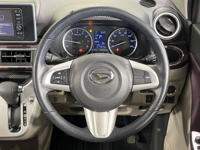 �C���e���A�ɍ��킹���f�U�C���̃X�e�A�����O�́A�^�]�������̂��Ƃ��l���A�^�]���₷���`��A�傫���ł��B�����x�A���ۂɐG���Ă��m���߂��������B