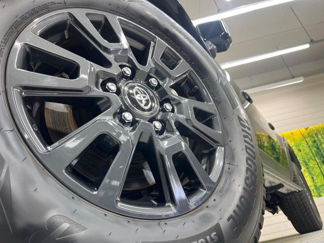 �y�����A���~�z�C�[���z�O�ςɃ}�b�`���������A���~�z�C�[���𑕒����Ă���܂��B�e��ЊO�A���~�z�C�[����A�X�^�b�h���X�^�C�����戵�����Ă���܂��B���񂲑��k����������