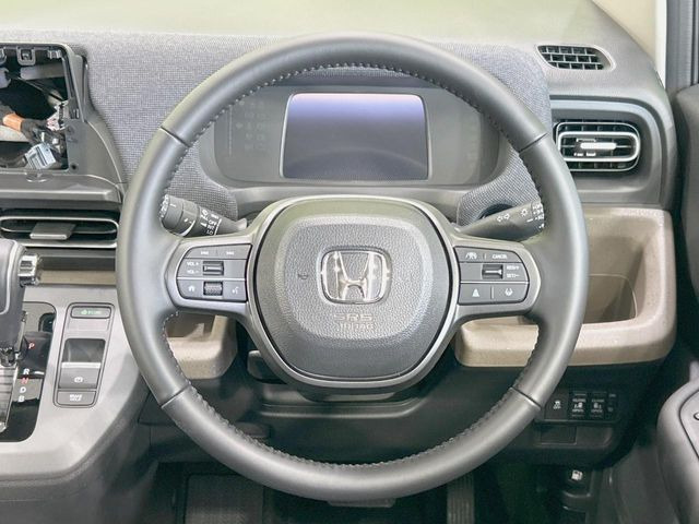 �C���e���A�ɍ��킹���f�U�C���̃X�e�A�����O�́A�^�]�������̂��Ƃ��l���A�^�]���₷���`��A�傫���ł��B�����x�A���ۂɐG���Ă��m���߂��������B