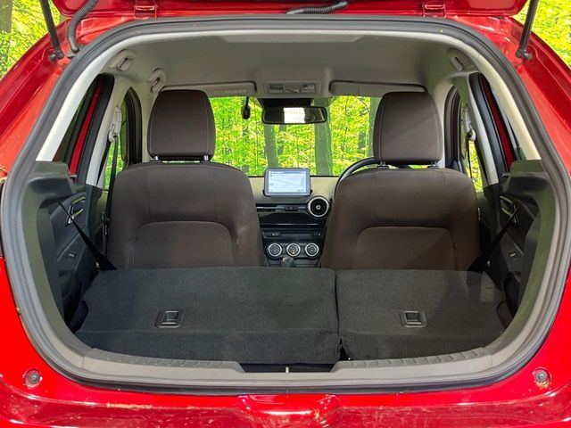 ���i�̂���������ʋ΁A���}���ɏ\���ȉ׎��X�y�[�X���m�ۂ��Ă���܂��B�Z�J���h�V�[�g��|���ƁA�傫�ȉו��̐ύڂ��\�ł���