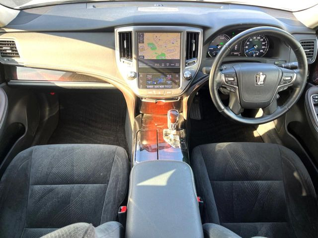 クラウンハイブリッド 2.5 ロイヤルサルーン