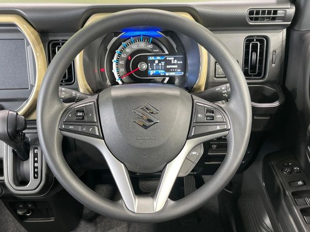 �C���e���A�ɍ��킹���f�U�C���̃X�e�A�����O�́A�^�]�������̂��Ƃ��l���A�^�]���₷���`��A�傫���ł��B�����x�A���ۂɐG���Ă��m���߂��������B