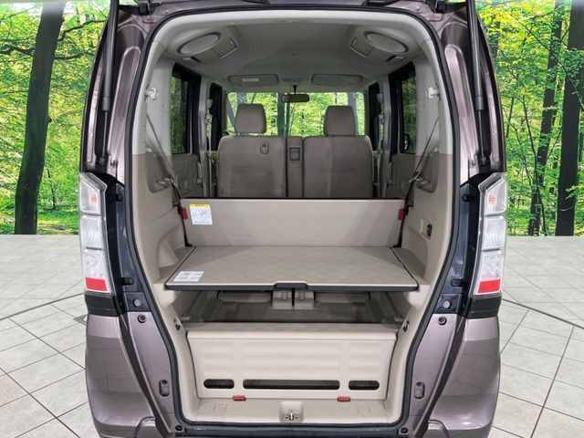 ���i�̂���������ʋ΁A���}���ɏ\���ȉ׎��X�y�[�X���m�ۂ��Ă���܂��B�Z�J���h�V�[�g��|���ƁA�傫�ȉו��̐ύڂ��\�ł���