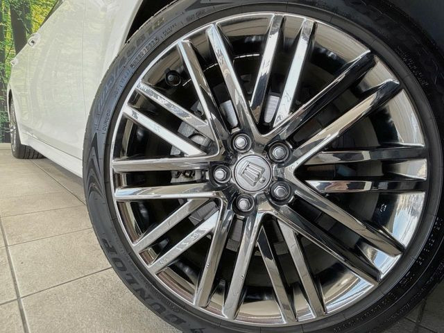 �y����OP18�C���`�A���~�z�C�[���z�����I�v�V�����z�C�[���𑕒��B���s���\�̌���ɉ����A�O�ς����X�^�C���b�V���ɂȂ��Ă��܂��B