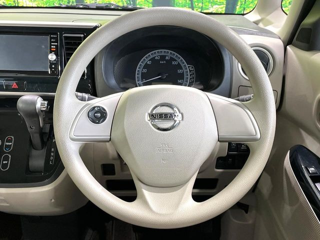 �C���e���A�ɍ��킹���f�U�C���̃X�e�A�����O�́A�^�]�������̂��Ƃ��l���A�^�]���₷���`��A�傫���ł��B�����x�A���ۂɐG���Ă��m���߂��������B