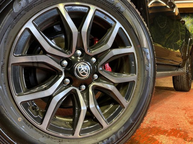 �y����18�C���`�A���~�z�C�[���z�O�ςɃ}�b�`���������A���~�z�C�[���𑕒����Ă���܂��B�e��ЊO�A���~�z�C�[����A�X�^�b�h���X�^�C�����戵�����Ă���܂��B���񂲑��k����������