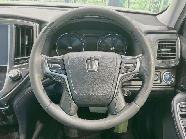 �C���e���A�ɍ��킹���f�U�C���̃X�e�A�����O�́A�^�]�������̂��Ƃ��l���A�^�]���₷���`��A�傫���ł��B�����x�A���ۂɐG���Ă��m���߂��������B