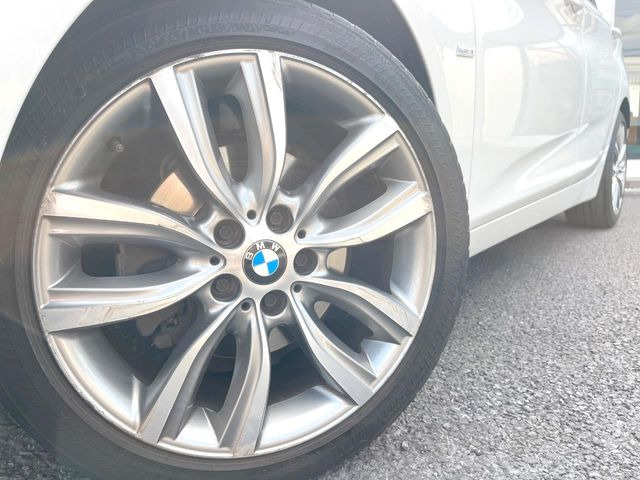 ●OP18インチアルミホイール:輸入車ならではの卓越した走りを支えるホイールと足回りです!日本車の走りに慣れている方にもぜひ体感して頂きたいほど、高いレベルでまとまっています!