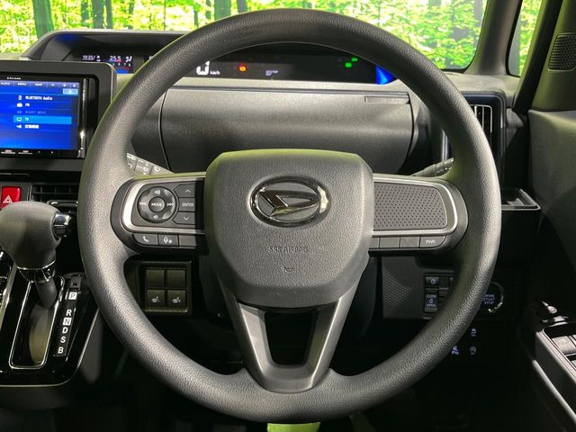 �C���e���A�ɍ��킹���f�U�C���̃X�e�A�����O�́A�^�]�������̂��Ƃ��l���A�^�]���₷���`��A�傫���ł��B�����x�A���ۂɐG���Ă��m���߂��������B