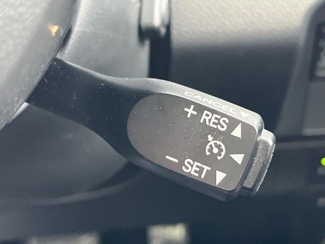 【クルーズコントロール】高速道路もラクラク走行。アクセルを離しても一定速度で走行ができ、長距離運転時の負担を軽減!加速・減速も簡単なスイッチ操作で調整できます。