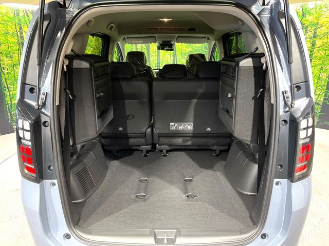 ���i�̂���������ʋ΁A���}���ɏ\���ȉ׎��X�y�[�X���m�ۂ��Ă���܂��B�Z�J���h�V�[�g��|���ƁA�傫�ȉו��̐ύڂ��\�ł���