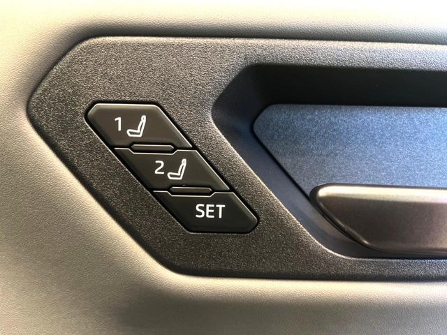 【メモリー機能付きパワーシート】ドライバーごとに設定したシート位置を記憶して、ボタン一つで切り替えできる便利な機能!運転する方が複数名いらっしゃるご家庭におすすめです♪