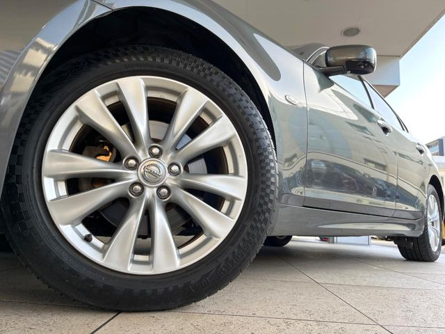 �y����18�C���`�A���~�z�C�[���z�O�ςɃ}�b�`���������A���~�z�C�[���𑕒����Ă���܂��B�e��ЊO�A���~�z�C�[����A�X�^�b�h���X�^�C�����戵�����Ă���܂��B���񂲑��k����������