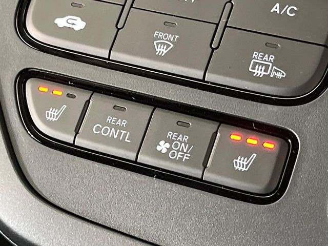 【シートヒーター】寒い日に重宝するシートヒーター!エアコンより早く温まってくれるので寒がりの人も安心ですね♪エアコンの温風は乾燥するから苦手、という方にもをおすすめです。