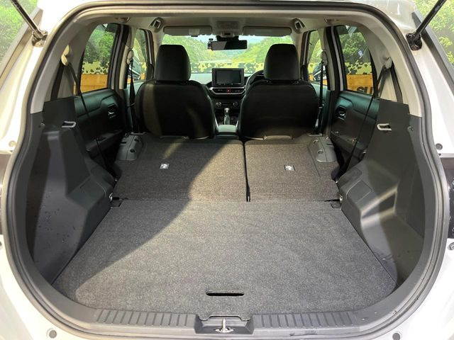 ���i�̂���������ʋ΁A���}���ɏ\���ȉ׎��X�y�[�X���m�ۂ��Ă���܂��B�Z�J���h�V�[�g��|���ƁA�傫�ȉו��̐ύڂ��\�ł���