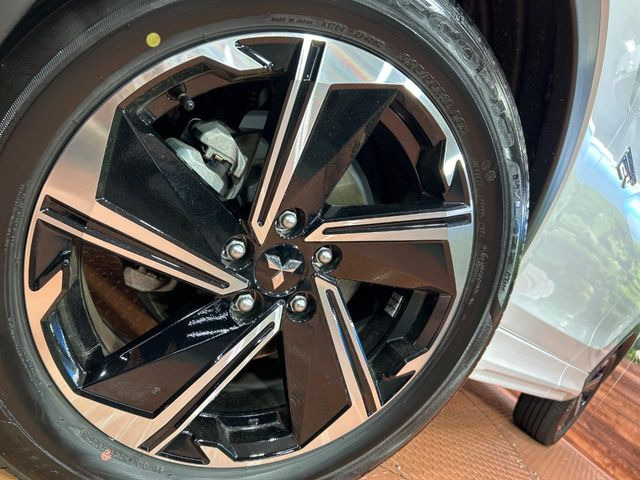 �y����18�C���`�A���~�z�C�[���z�O�ςɃ}�b�`���������A���~�z�C�[���𑕒����Ă���܂��B�e��ЊO�A���~�z�C�[����A�X�^�b�h���X�^�C�����戵�����Ă���܂��B���񂲑��k����������