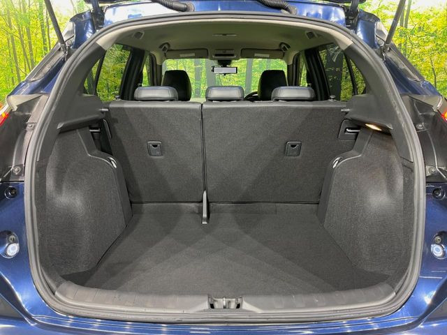 ���i�̂���������ʋ΁A���}���ɏ\���ȉ׎��X�y�[�X���m�ۂ��Ă���܂��B�Z�J���h�V�[�g��|���ƁA�傫�ȉו��̐ύڂ��\�ł���