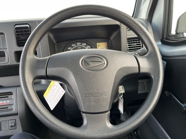 �C���e���A�ɍ��킹���f�U�C���̃X�e�A�����O�́A�^�]�������̂��Ƃ��l���A�^�]���₷���`��A�傫���ł��B�����x�A���ۂɐG���Ă��m���߂��������B