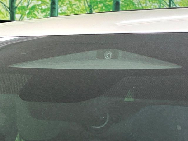 【トヨタセーフティセンス】走行中に前方の車両等を認識し、衝突しそうな時は警報とブレーキで衝突回避と被害軽減をアシスト。より安全にドライブをお楽しみいただけます。