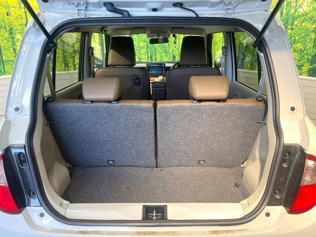 ���i�̂���������ʋ΁A���}���ɏ\���ȉ׎��X�y�[�X���m�ۂ��Ă���܂��B�Z�J���h�V�[�g��|���ƁA�傫�ȉו��̐ύڂ��\�ł���