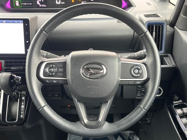 �C���e���A�ɍ��킹���f�U�C���̃X�e�A�����O�́A�^�]�������̂��Ƃ��l���A�^�]���₷���`��A�傫���ł��B�����x�A���ۂɐG���Ă��m���߂��������B