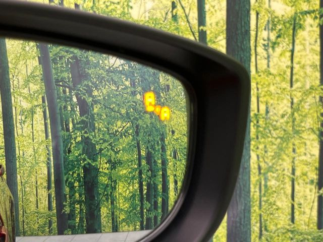 【ブラインドスポットモニタリング】走行中、ドアミラーの死角になりやすい箇所に後続車が接近するとサイドミラー付近に警告を表示、ドライバーに注意喚起をしてくれます。