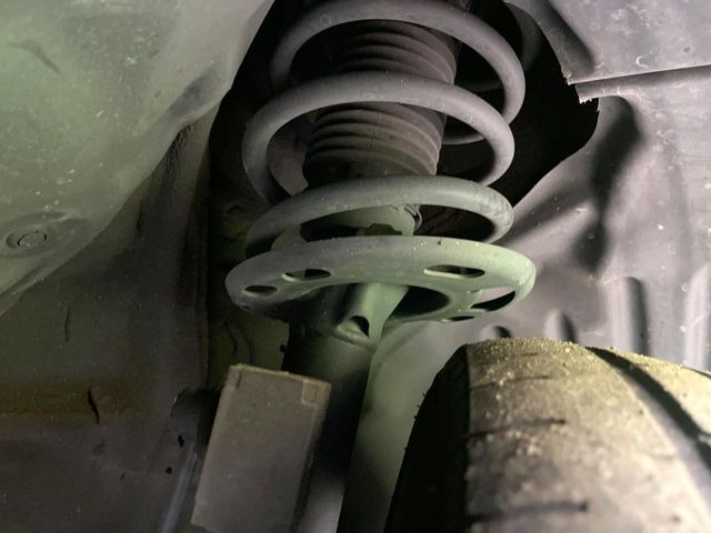 ��D�]�𒸂��Ă���܂��{�f�B�̒e�X�v���b�V���R�[�g���D�]��t���B�ʏ�̃K���X�R�[�g�ƈقȂ�A�ϋv�N��6�N�̖��@���K���X�R�[�e�B���O���A�{�f�B���L���C�ȏ�Ԃɕۂ��Ă���܂��B