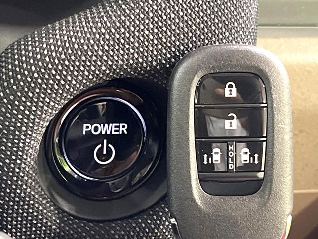 �yHonda�X�}�[�g�L�[�z�J�o����|�P�b�g�ɓ��ꂽ�܂܂ł��h�A�̎{���E�������\�ȃX�}�[�g�L�[�𑕔��B�G���W���̃I���E�I�t�����J�M�����o���K�v����������Ƃ��Ă��֗��ł���