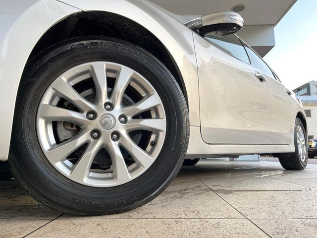 �y����16�C���`�A���~�z�C�[���z�O�ςɃ}�b�`���������A���~�z�C�[���𑕒����Ă���܂��B�e��ЊO�A���~�z�C�[����A�X�^�b�h���X�^�C�����戵�����Ă���܂��B���񂲑��k����������