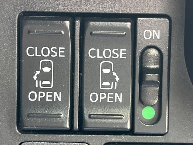 【両側パワースライドドア】スマートキーや運転席のスイッチで後席両側スライドドアの開閉が可能♪電動だから力を入れてドアを開ける必要が無く、小さなお子様でも簡単に開け閉めでき快適です♪