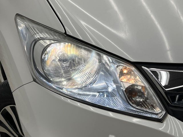 【HIDヘッドライト】非常に明るく前方を照らしてくれるので、悪天候や夜間の走行時も視界良好で安心してお乗りいただけます。