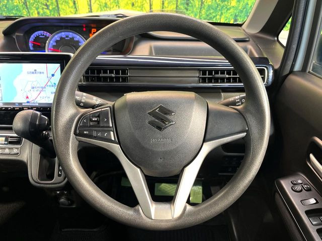 �C���e���A�ɍ��킹���f�U�C���̃X�e�A�����O�́A�^�]�������̂��Ƃ��l���A�^�]���₷���`��A�傫���ł��B�����x�A���ۂɐG���Ă��m���߂��������B