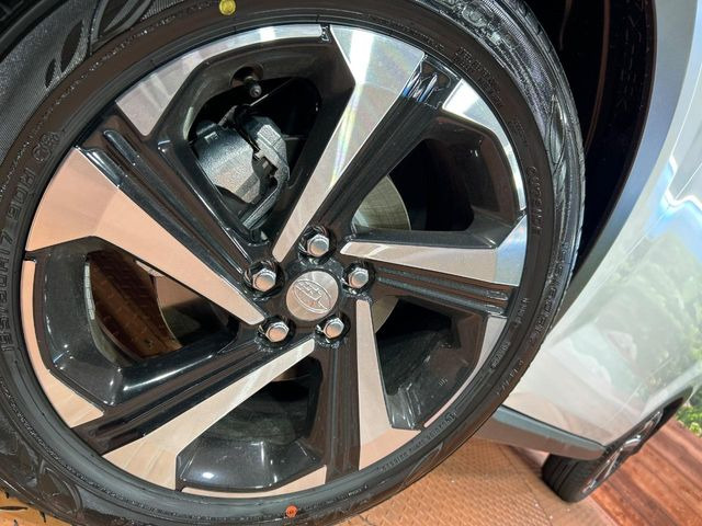 �y����17�C���`�A���~�z�C�[���z�O�ςɃ}�b�`���������A���~�z�C�[���𑕒����Ă���܂��B�e��ЊO�A���~�z�C�[����A�X�^�b�h���X�^�C�����戵�����Ă���܂��B���񂲑��k����������